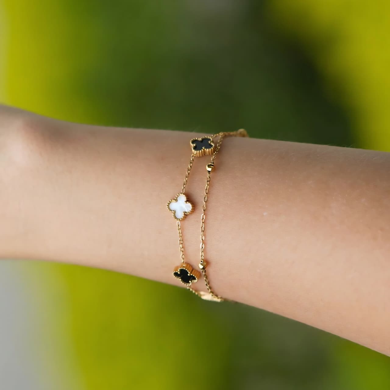 Pulsera Trebol Con un Par de Aretes Gratis