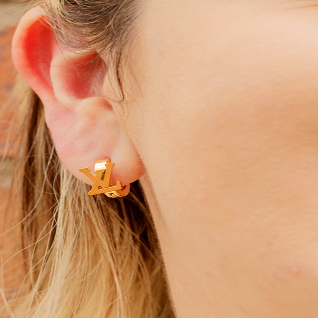 Aretes LV Oro Laminado 18K | LAYER GOLD